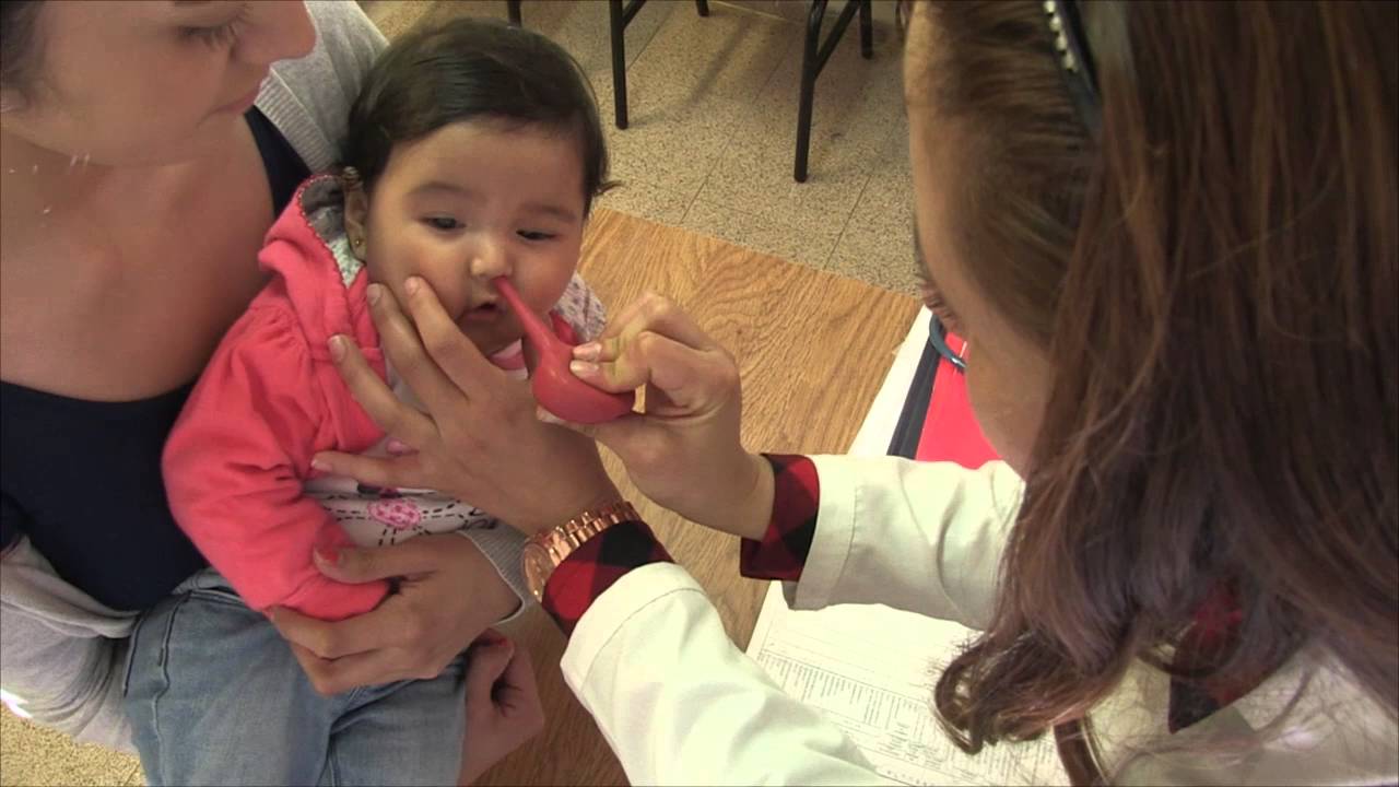 como sacar los mocos a un bebe con la pera